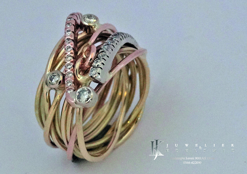 Hier ziet u een 14 karaat geelgouden draad verweven waarbij allerlei verschillende details van oude ringen met herinneringen van een klant