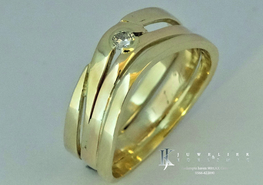 Hier ziet u een 14 karaat geelgouden ring met een zirkonia. De middenring was een bestaande ring. Deze is vermaakt naar dit mooie exemplaar