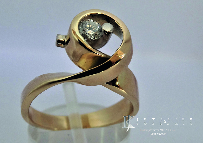 Hier ziet u een bicolor 14 karaat gouden ring met een 0,25ct diamant topwesselton vvs