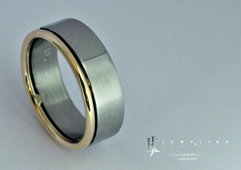 Titanium ring met een 14 karaad geelgouden draad 